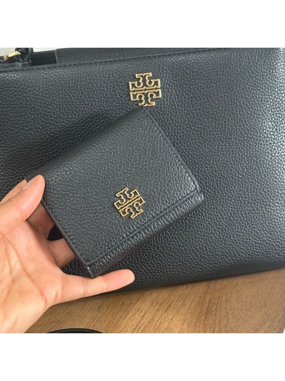 New Tory Burch Britten Compact Pebbled Leather Wallet in Black - Picture 2 of 5